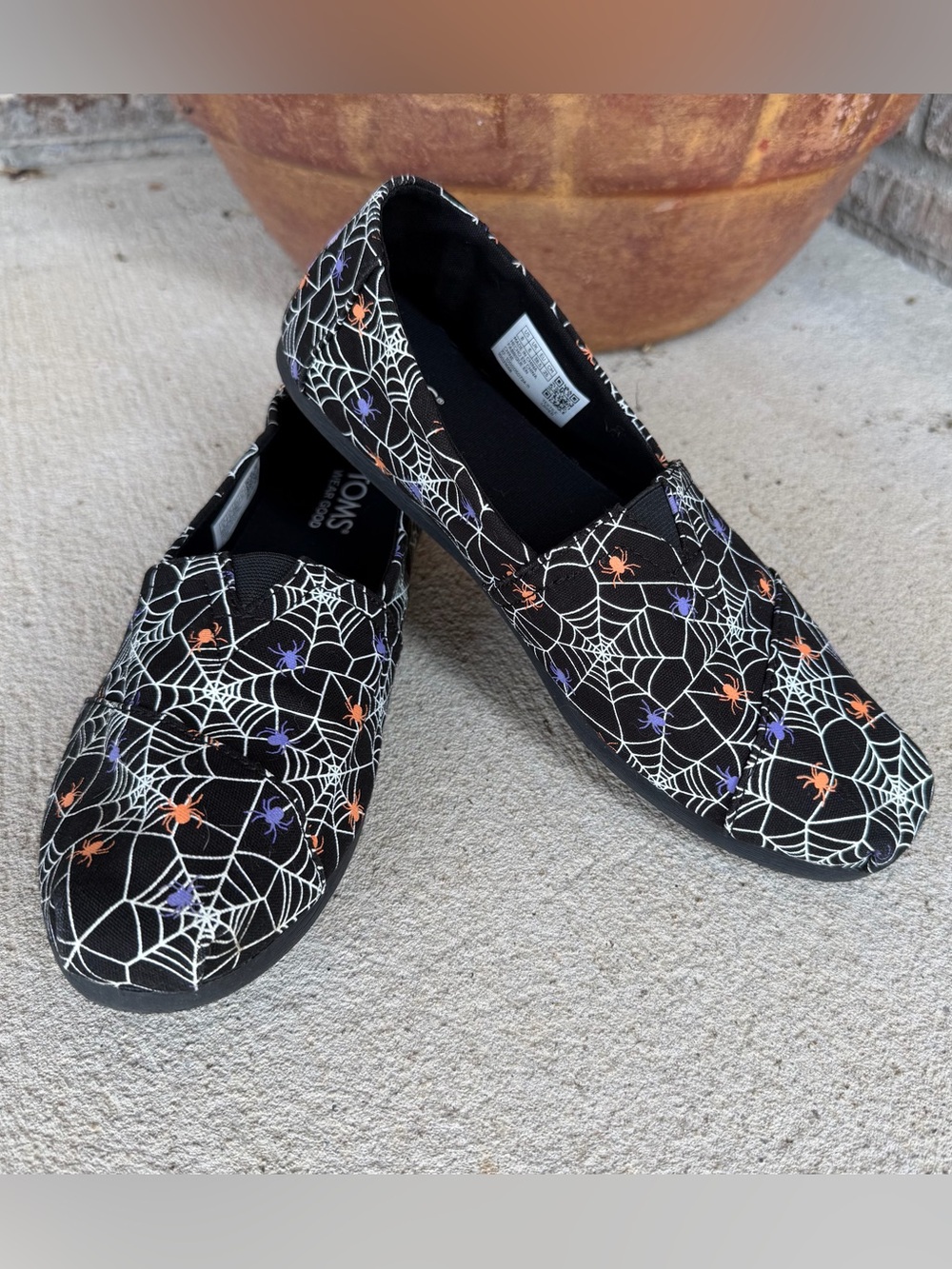 🍒💣 TOMS spiderweb Halloween themed slip on shoes